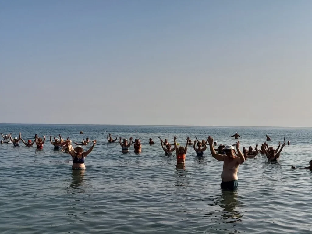 Ωφελούμενοι του προγράμματος στα ρηχά στη θάλασσα