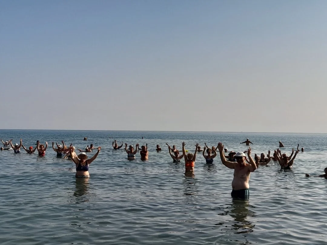 Ωφελούμενοι του προγράμματος στα ρηχά στη θάλασσα