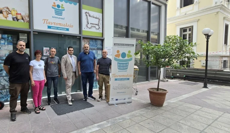 Εκπρόσωποι του Κοινωνικού Παντοπωλείου και του φροντιστηρίου "Άριστον" κατά την παραλαβή της δωρεάς
