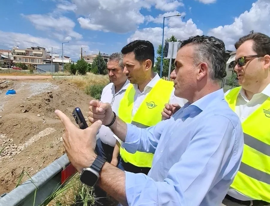 Ο Δήμαρχος Λαρισαίων, κ.Θανάσης Μαμάκος με τον αναπληρωτή Υπουργό Μεταφορών, κ.Κωνσταντίνο Κυρανάκη στο εργοτάξιο εργασιών του ΟΣΕ.