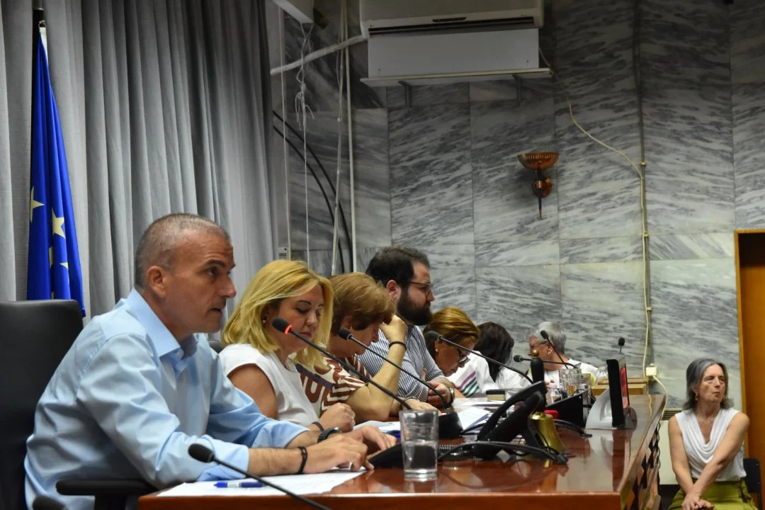 Στιγμιότυπο από τις δημαιρεσίες της ειδικής συνεδρίασης του Δημοτικού Συμβουλίου στις 6 Ιουλίου 2026.