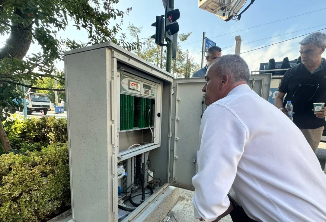 Στιγμιότυπο από την επίσκεψη του Δημάρχου Λαρισαίων, κ.Θανάση Μαμάκου, μαζί με τους Αντιδημάρχους κ.Κωνσταντίνο Αργυρόπουλο και κ.Χρήστο Τερζούδη στη συμβολή των οδών Ιωαννίνων και Αγίας Τριάδος.