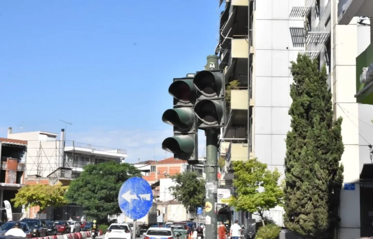 Φανάρια εκτός λειτουργίας σε διασταύρωση δρόμων στη Λάρισα