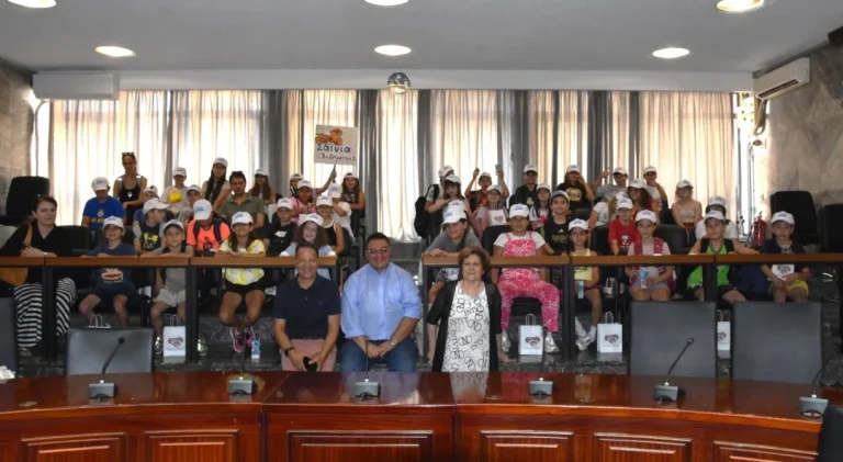 Στιγμιότυπο από την εκπαιδευτική δράση της «Κατασκήνωσης στην πόλη», με προσομοίωση συνεδρίασης Δημοτικού Συμβουλίου.