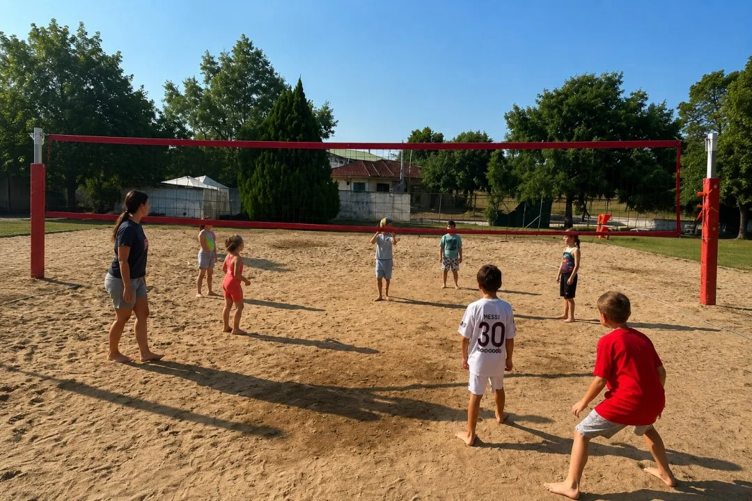 Στιγμιότυπο από δραστηριότητα beach volley στο πλαίσιο της «Κατασκήνωσης στην Πόλη» 2026.
