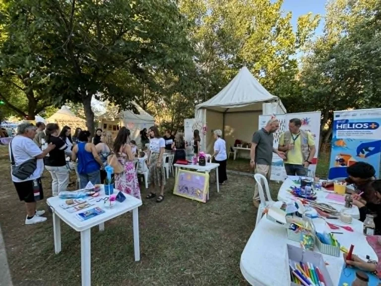 Στιγμιότυπο από το περίπτερο του κέντρου Κοινότητας στο Φεστιβάλ Πηνείου