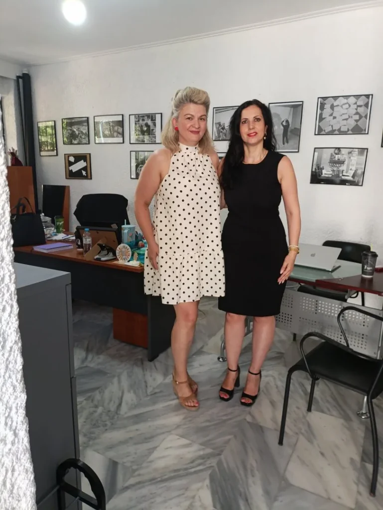 Η κα Μαρία Διάκου, Συντονίστρια του Κέντρου Φιλοξενίας Ασυνόδευτων Ανηλίκων, και η κα Ευγενία Κυρίτση, στέλεχος του Κοινωνικού Φαρμακείου.