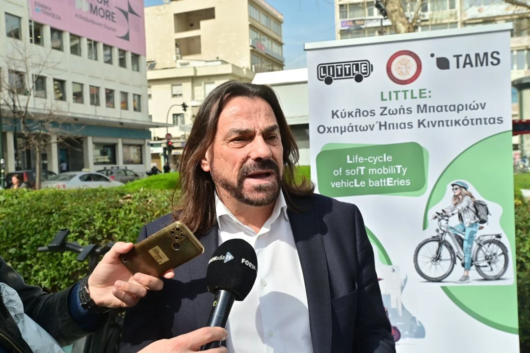 O Δ. Λεωνιδάκης κάνει δηλώσεις στα πλαίσια δράσης για τον κύκλο ζωής μπαταριών οχημάτων ήπιας κινητικότητας.