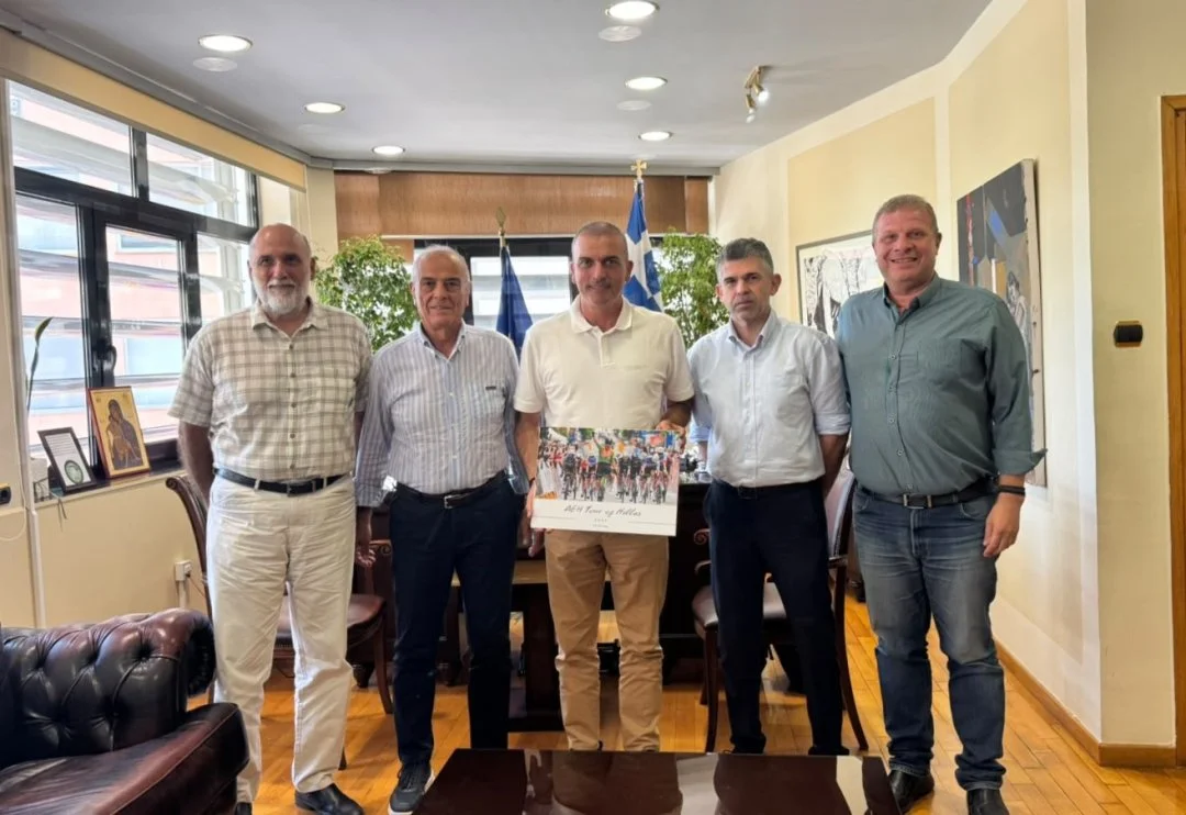 Στιγμιότυπο από την συνάντηση του Δημάρχου Θ. Μαμάκου με τον πρόεδρο και τα στελέχη της Cycling Greece.