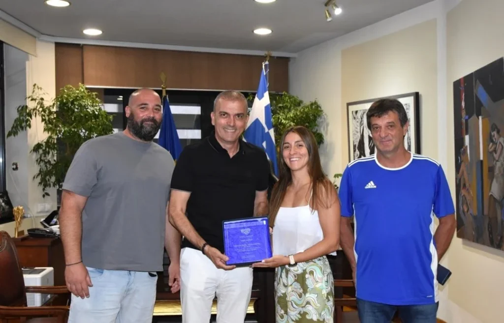 Στιγμιότυπο από τη συνάντηση του Δημάρχου Λαρισαίων, κ.Θανάση Μαμάκου με την πρωταθλήτρια Ομάδα Υδατοσφαίρισης Γυναικών του ΝΟΛ