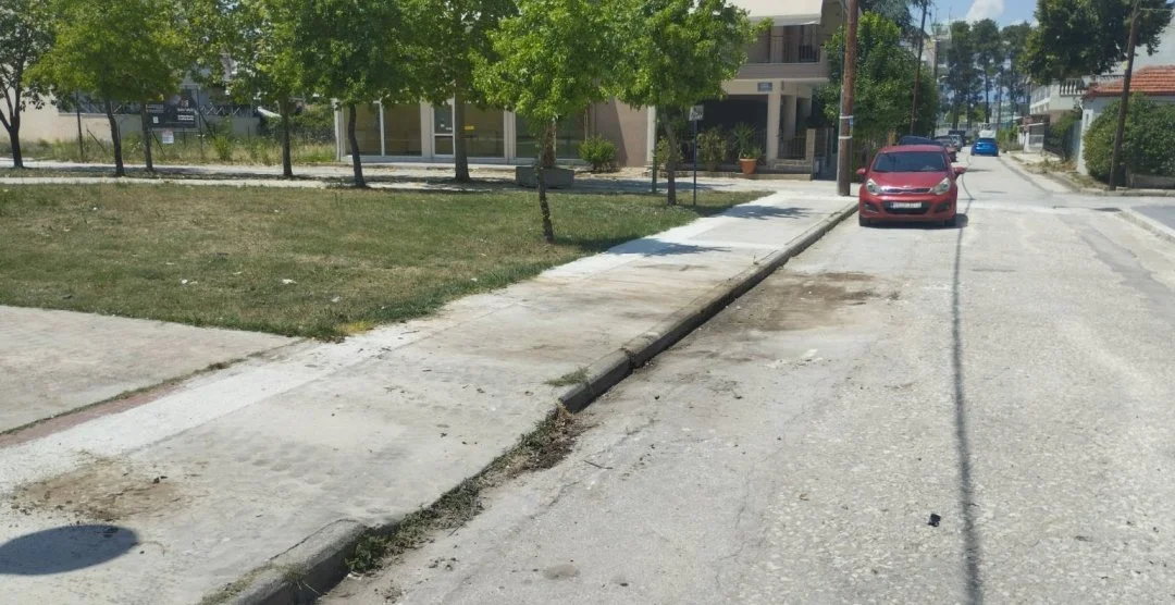 Το σημείο της πλατείας μετά τον καθαρισμό ογκωδών απορριμμάτων στην πλατεία Αλησμόνητων Πατρίδων