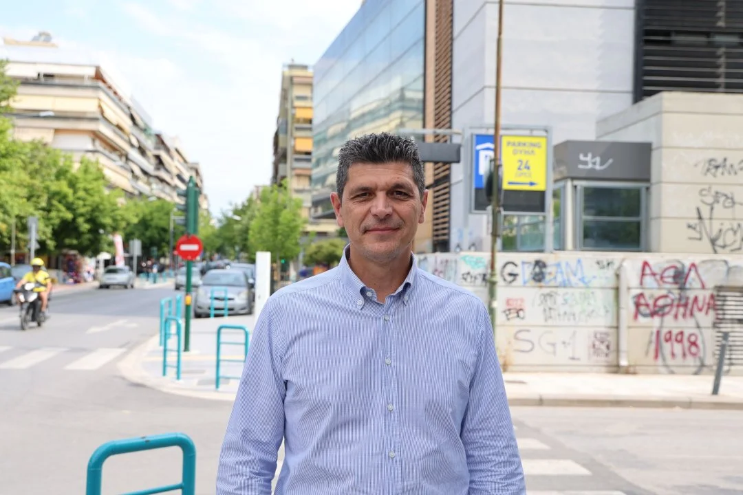 Ο Αντιδήμαρχος Τεχνικών Υπηρεσιών Χρ. Τερζούδης μπροστά από το Προσκήνιο Πολιτισμού.