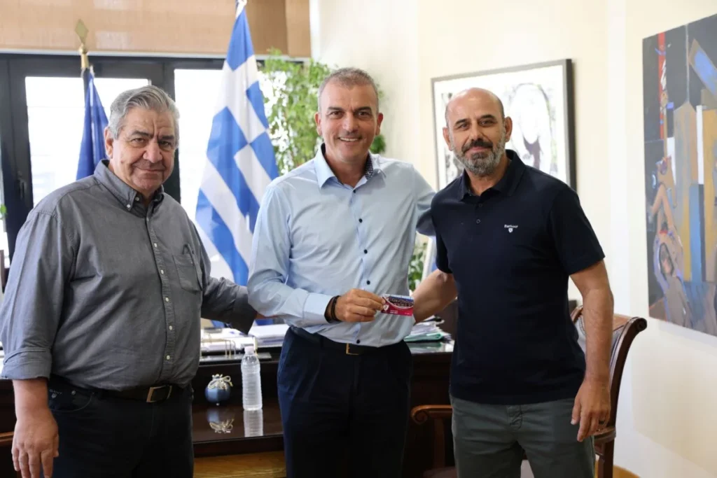 Στιγμιότυπο από την συνάντηση του Δημάρχου Θ. Μαμάκου με αντιπροσωπεία της ομάδας ΑΕΛ Futsal.