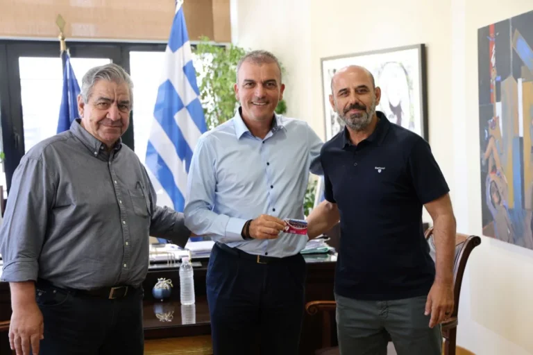 Στιγμιότυπο από την συνάντηση του Δημάρχου Θ. Μαμάκου με αντιπροσωπεία της ομάδας ΑΕΛ Futsal.