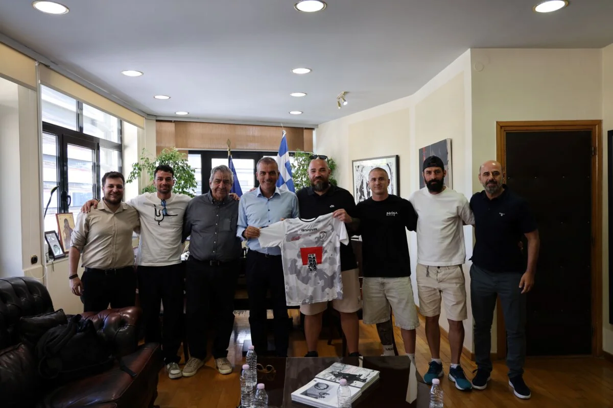 Στιγμιότυπο από την συνάντηση του Δημάρχου Θ. Μαμάκου με αντιπροσωπεία της ομάδας ΑΕΛ Futsal.