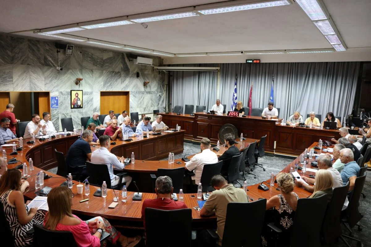Στιγμιότυπο από τη συνεδρίαση του Δημοτικού Συμβουλίου Λαρισαίων την 17/8/2026
