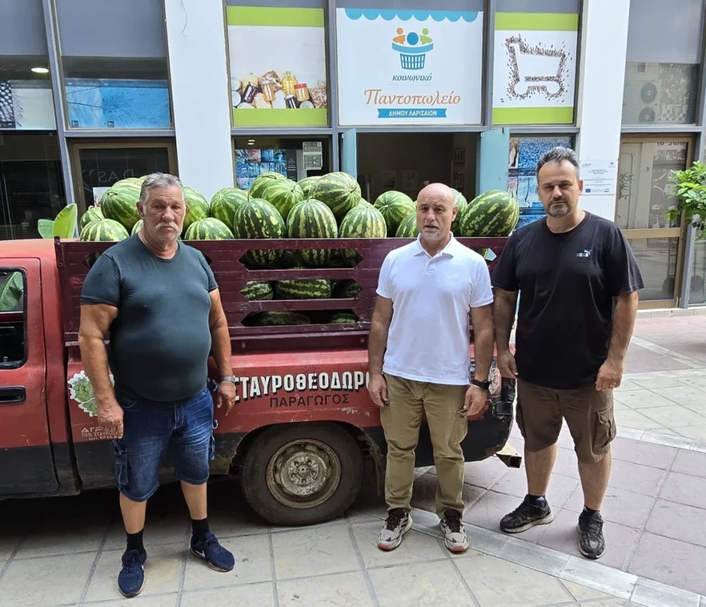 Στελέχη του Κοινωνικού Παντοπωλείου με τον παραγωγό καρπουζιών.