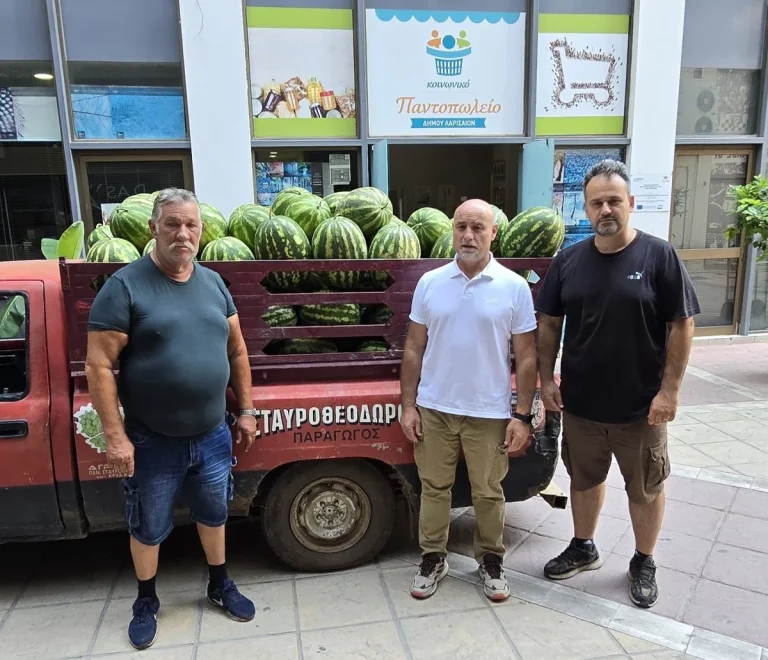 Στελέχη του Κοινωνικού Παντοπωλείου με τον παραγωγό καρπουζιών.