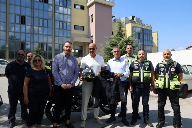 Στιγμιότυπο από την παράδοση της δωρεάς εξοπλισμού από την ΔΕΥΑΛ στους διασώστες Ταχείας Ανταπόκρισης του ΕΚΑΒ Λάρισας.