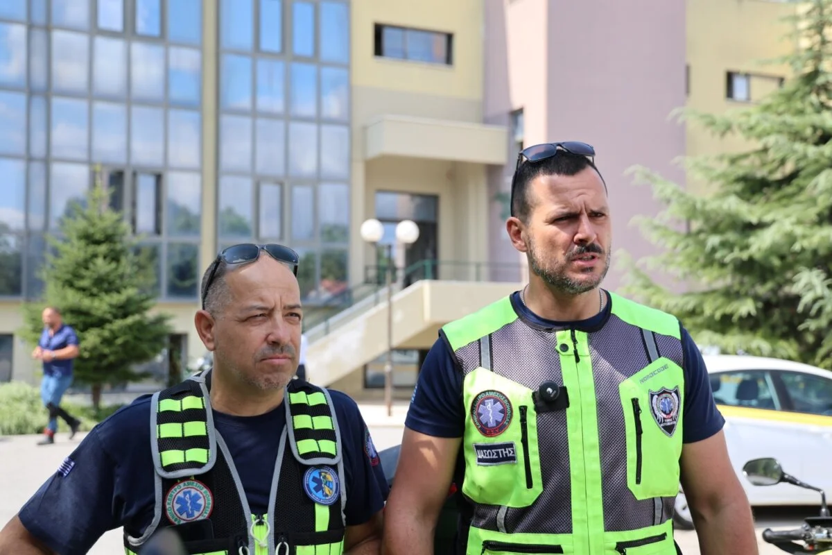 Στιγμιότυπο από την παράδοση της δωρεάς εξοπλισμού από την ΔΕΥΑΛ στους διασώστες Ταχείας Ανταπόκρισης του ΕΚΑΒ Λάρισας.