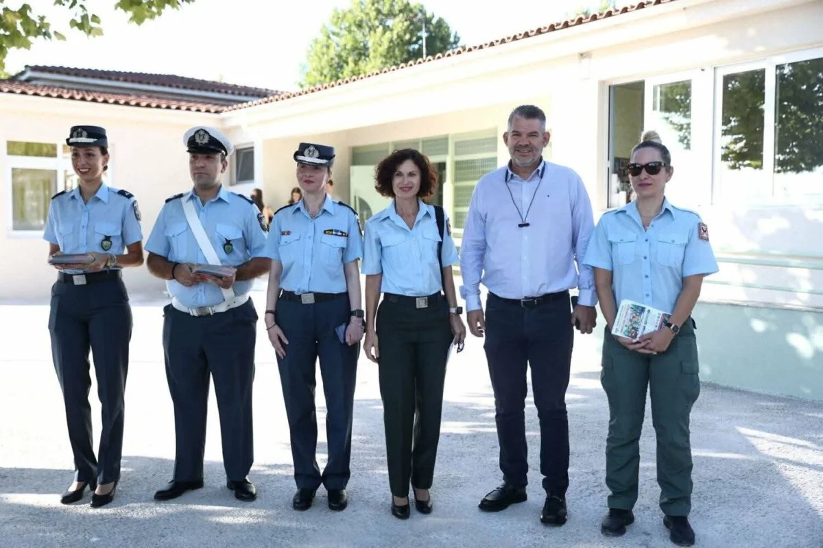 Στιγμιότυπο από την ενημερωτική δράση της Δημοτικής Αστυνομίας για την ασφαλή πρόσβαση των παιδιών στα σχολεία.