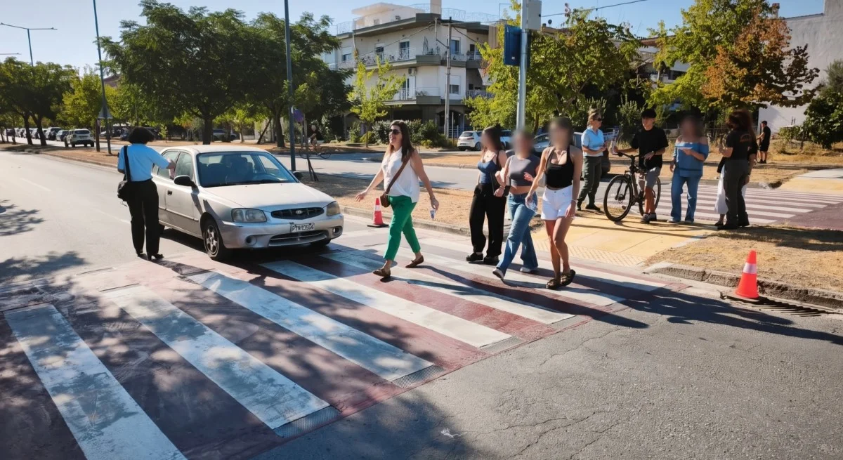 Στιγμιότυπο από την ενημερωτική δράση της Δημοτικής Αστυνομίας για την ασφαλή πρόσβαση των παιδιών στα σχολεία.