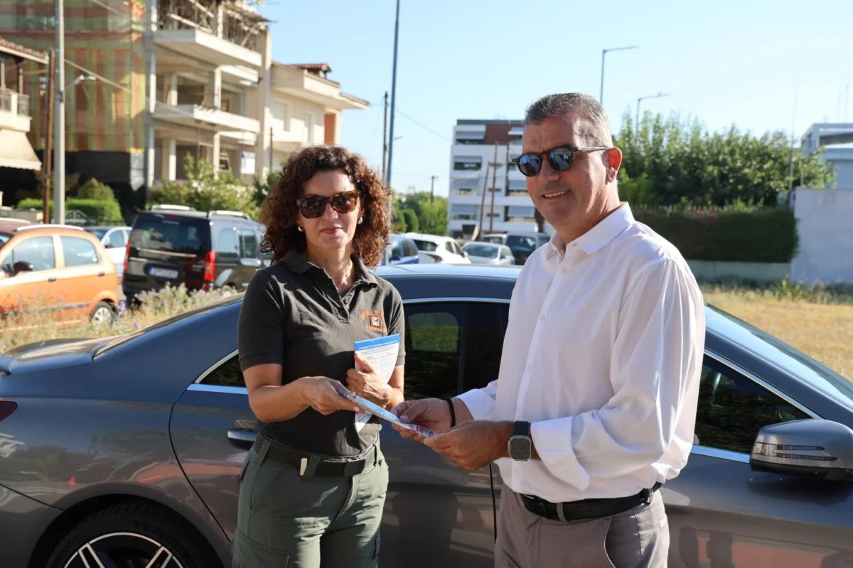 Στιγμιότυπο από την ενημερωτική δράση της Δημοτικής Αστυνομίας για την ασφαλή πρόσβαση των παιδιών στα σχολεία.
