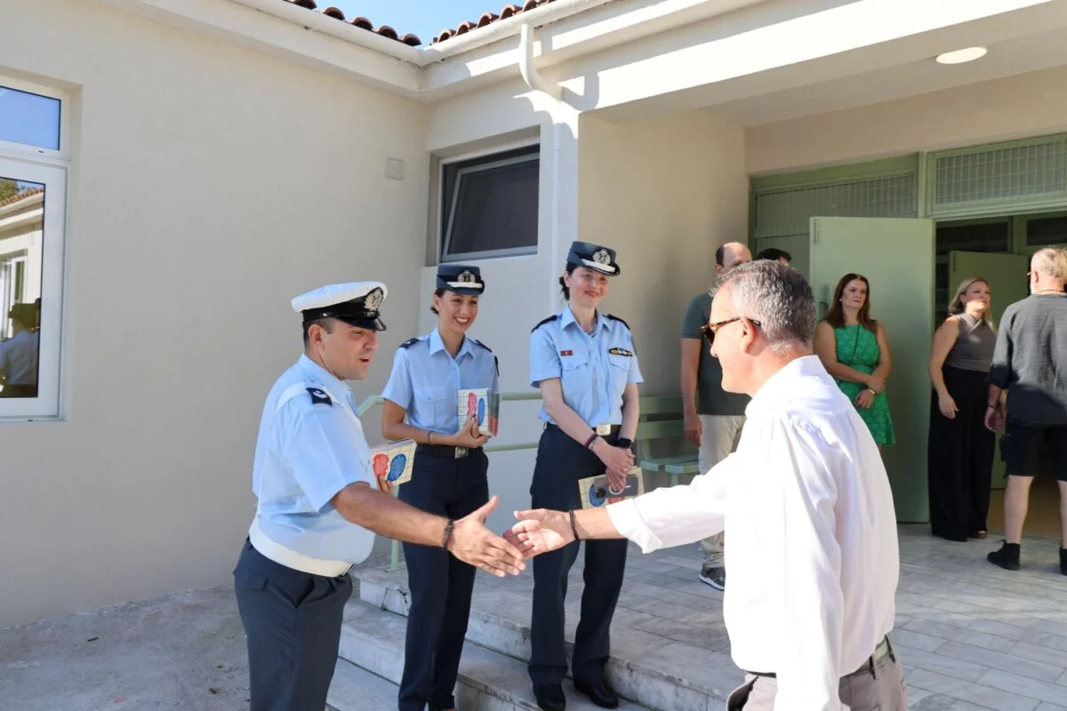 Στιγμιότυπο από την ενημερωτική δράση της Δημοτικής Αστυνομίας για την ασφαλή πρόσβαση των παιδιών στα σχολεία.