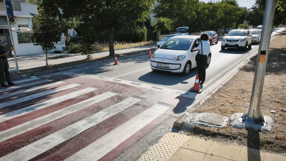 Στιγμιότυπο από την ενημερωτική δράση της Δημοτικής Αστυνομίας για την ασφαλή πρόσβαση των παιδιών στα σχολεία.