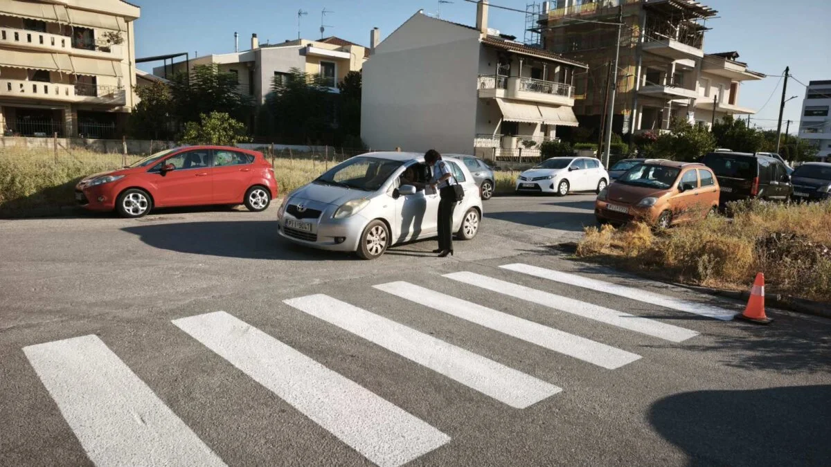 Στιγμιότυπο από την ενημερωτική δράση της Δημοτικής Αστυνομίας για την ασφαλή πρόσβαση των παιδιών στα σχολεία.