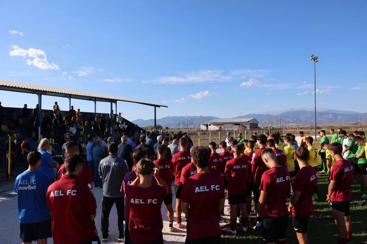 Στιγμιότυπο από τα εγκαίνια για το ανακαινισμένο γήπεδο ποδοσφαίρου της Φαλάνης.