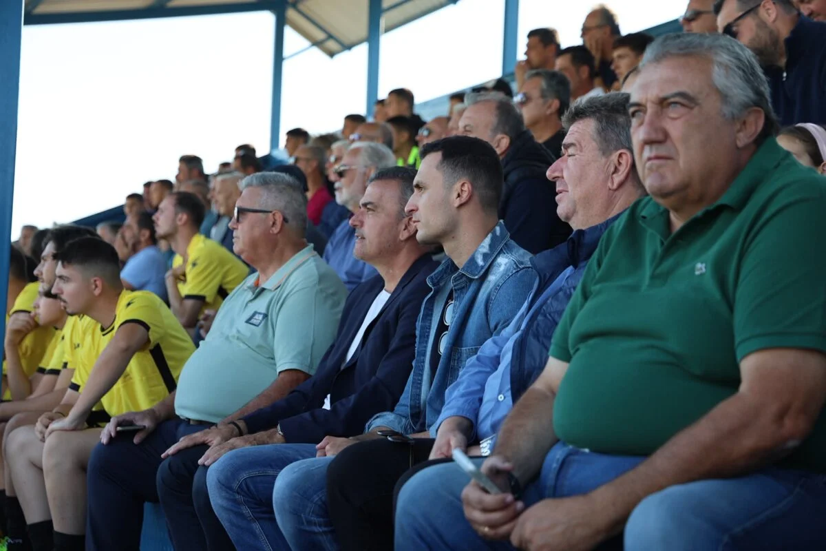Στιγμιότυπο από τα εγκαίνια για το ανακαινισμένο γήπεδο ποδοσφαίρου της Φαλάνης.