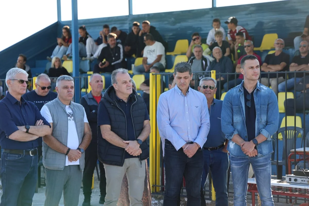Στιγμιότυπο από τα εγκαίνια για το ανακαινισμένο γήπεδο ποδοσφαίρου της Φαλάνης.