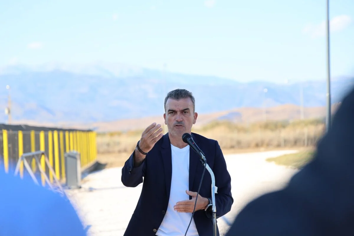 Στιγμιότυπο από τα εγκαίνια για το ανακαινισμένο γήπεδο ποδοσφαίρου της Φαλάνης.