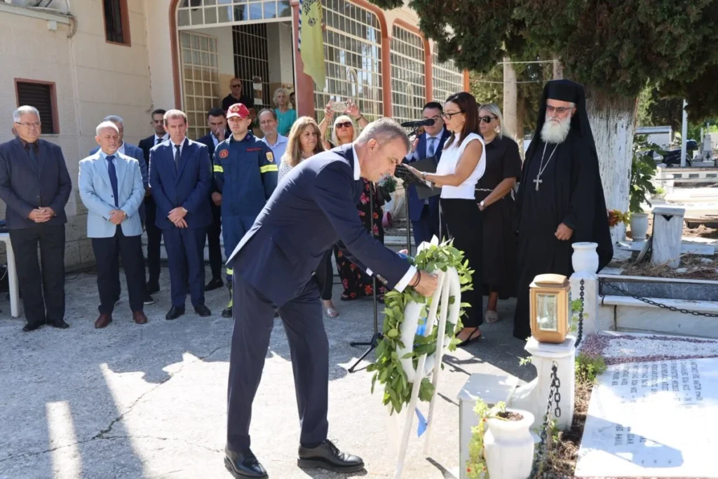 Στιγμιότυπο από την εκδήλωση μνήμης για τους εκτελεσθέντες της Κατοχής στη Λάρισα το 1943.