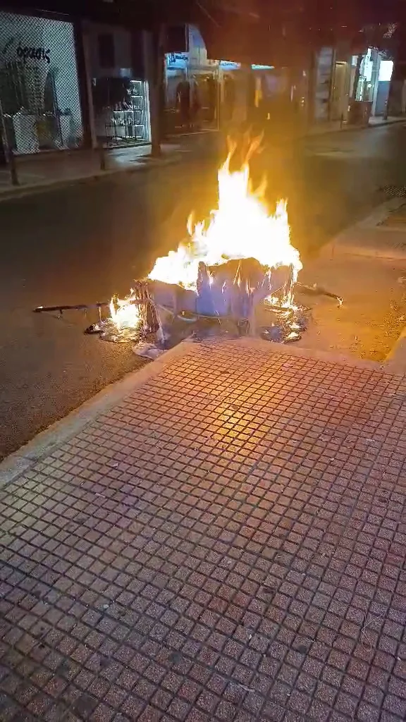 Κάδος απορριμμάτων που φλέγεται.