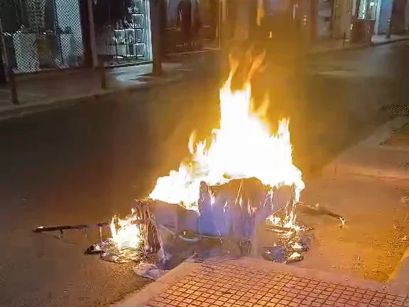 Κάδος απορριμμάτων που φλέγεται.