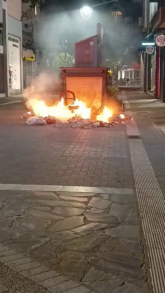 Κάδος απορριμμάτων που φλέγεται.