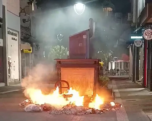 Κάδος απορριμμάτων που φλέγεται.