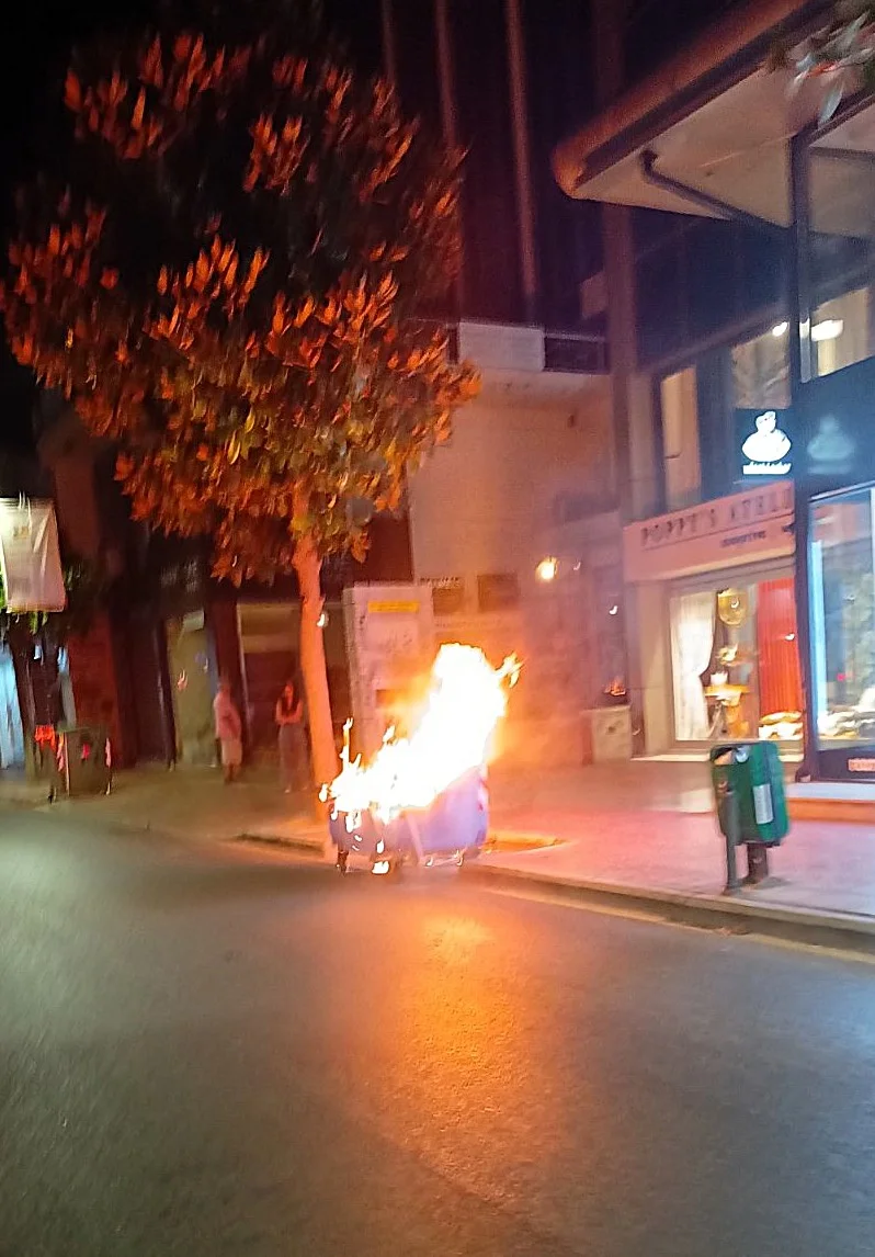 Κάδος απορριμμάτων που φλέγεται.