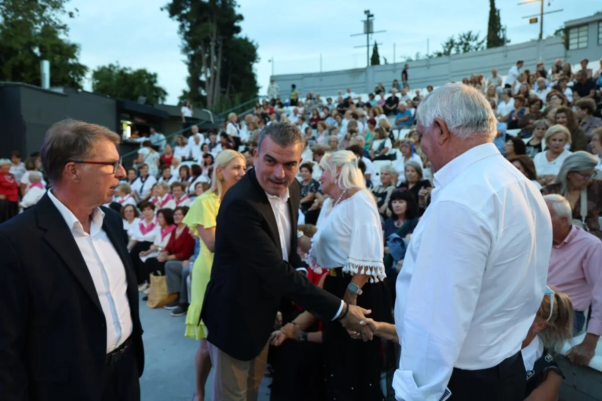 Στιγμιότυπο από την μουσικοχορευτική εκδήλωση των ΚΑΠΗ με τίτλο «Ταξίδι στην Ελλάδα»