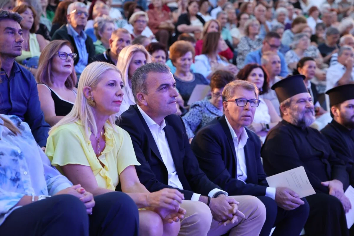 Στιγμιότυπο από την μουσικοχορευτική εκδήλωση των ΚΑΠΗ με τίτλο «Ταξίδι στην Ελλάδα»