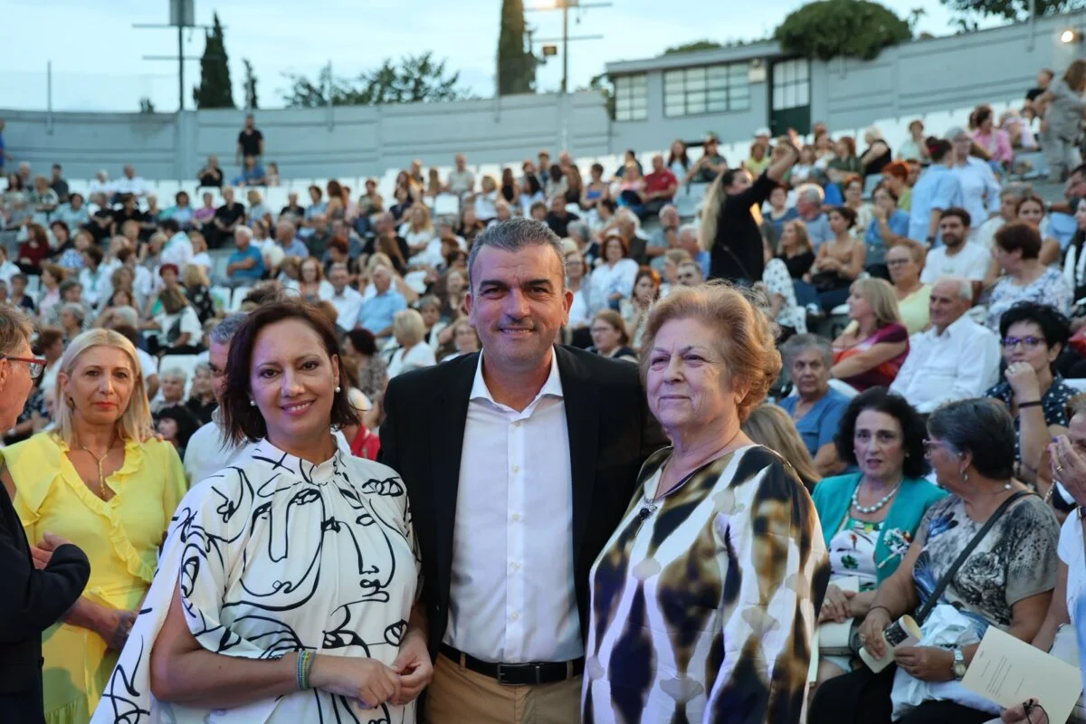 Στιγμιότυπο από την μουσικοχορευτική εκδήλωση των ΚΑΠΗ με τίτλο «Ταξίδι στην Ελλάδα»