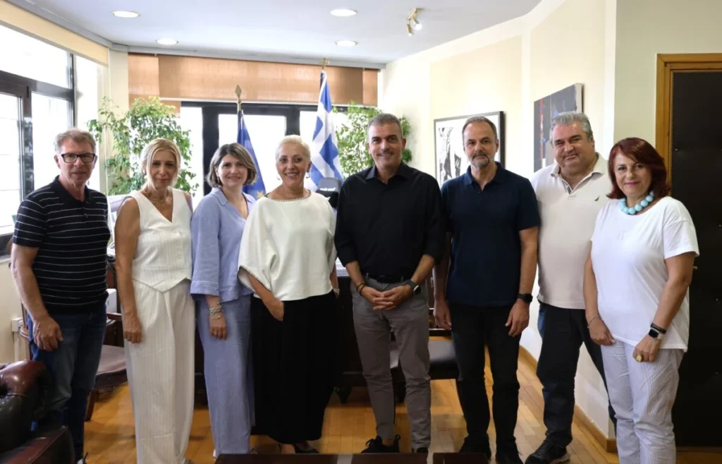 Στιγμιότυπο από την συνάντηση του Δημάρχου Θ. Μαμάκου με φροντιστές του Νομού Λάρισας.