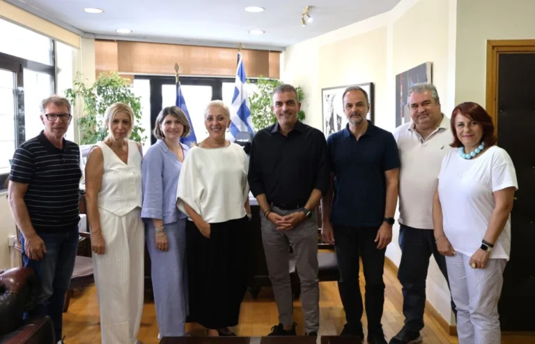 Στιγμιότυπο από την συνάντηση του Δημάρχου Θ. Μαμάκου με φροντιστές του Νομού Λάρισας.