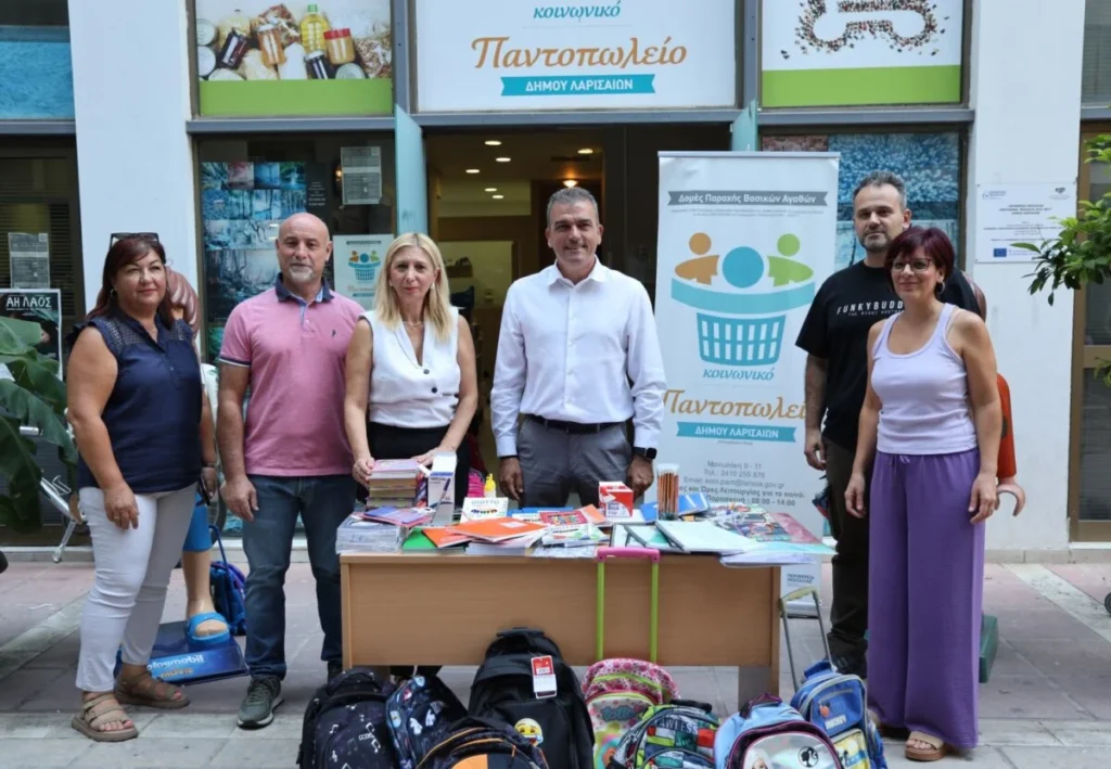 Στιγμιότυπο από την διανομή σχολικών ειδών από το Κοινωνικό Παντοπωλείο