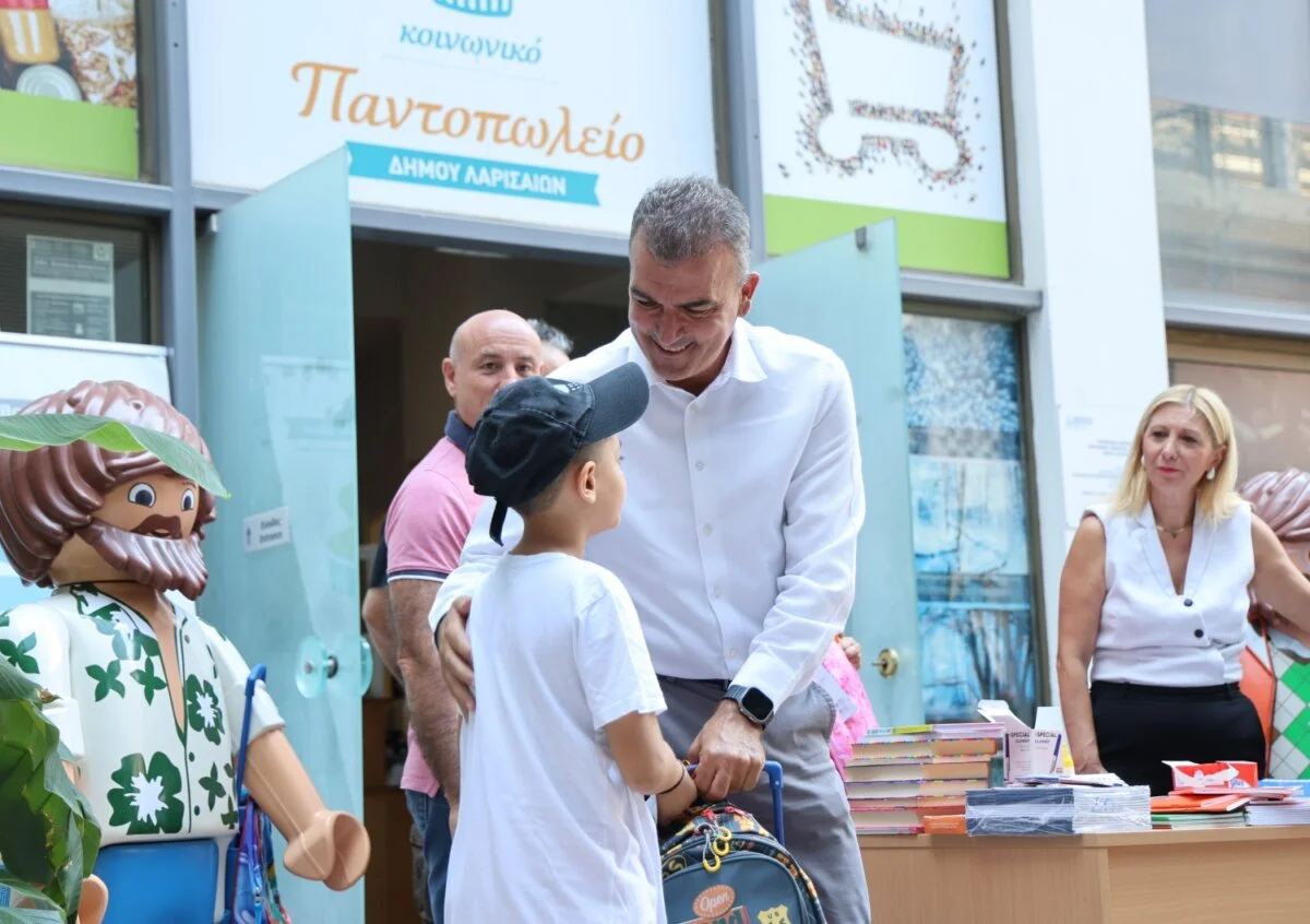 Στιγμιότυπο από την διανομή σχολικών ειδών από το Κοινωνικό Παντοπωλείο