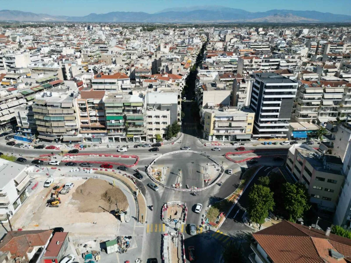 Πανοραμική άποψη του κυκλικού κόμβου στη συμβολή των οδών Παναγούλη-Ηρ.Πολυτεχνείου-Φαρσάλων κατά τις εργασίες σχηματοποίησης.