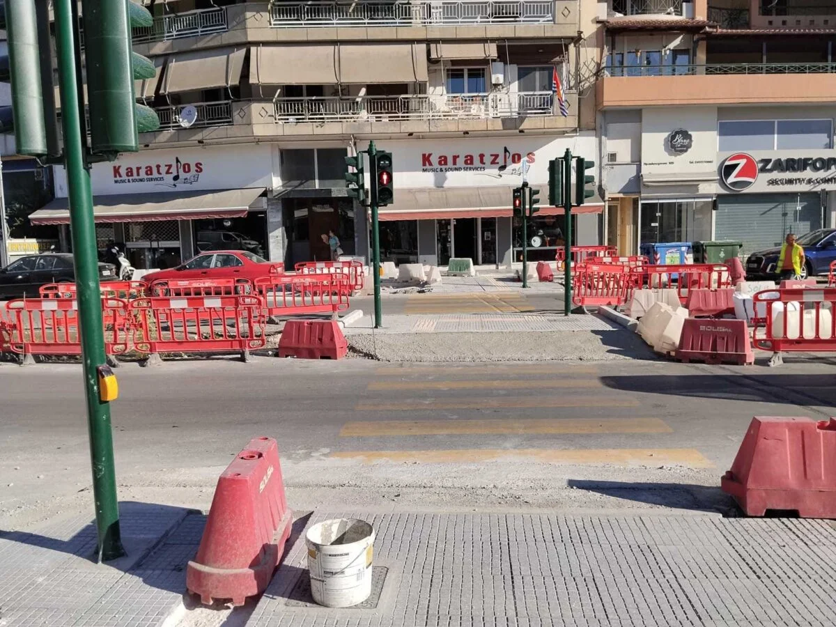 Στιγμιότυπο από τις εργασίες σχηματοποίησης του κυκλικού κόμβου στη συμβολή των οδών Παναγούλη-Ηρ.Πολυτεχνείου-Φαρσάλων.