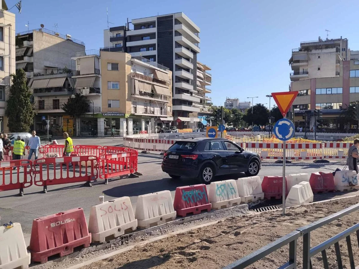Στιγμιότυπο από τις εργασίες σχηματοποίησης του κυκλικού κόμβου στη συμβολή των οδών Παναγούλη-Ηρ.Πολυτεχνείου-Φαρσάλων.